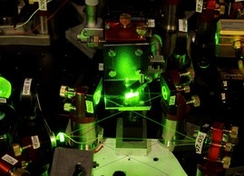 Optischer Frequenzverdopplungsresonator zur Erzeugung von UV Licht bei 280 nm zur Manipulation von Magnesium-Ionen. Foto: PTB Braunschweig