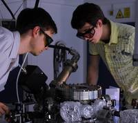 Laserjustage durch eine Ionenfalle im Ultrahochvakuum. Foto: Herschbach/Mehlstäubler